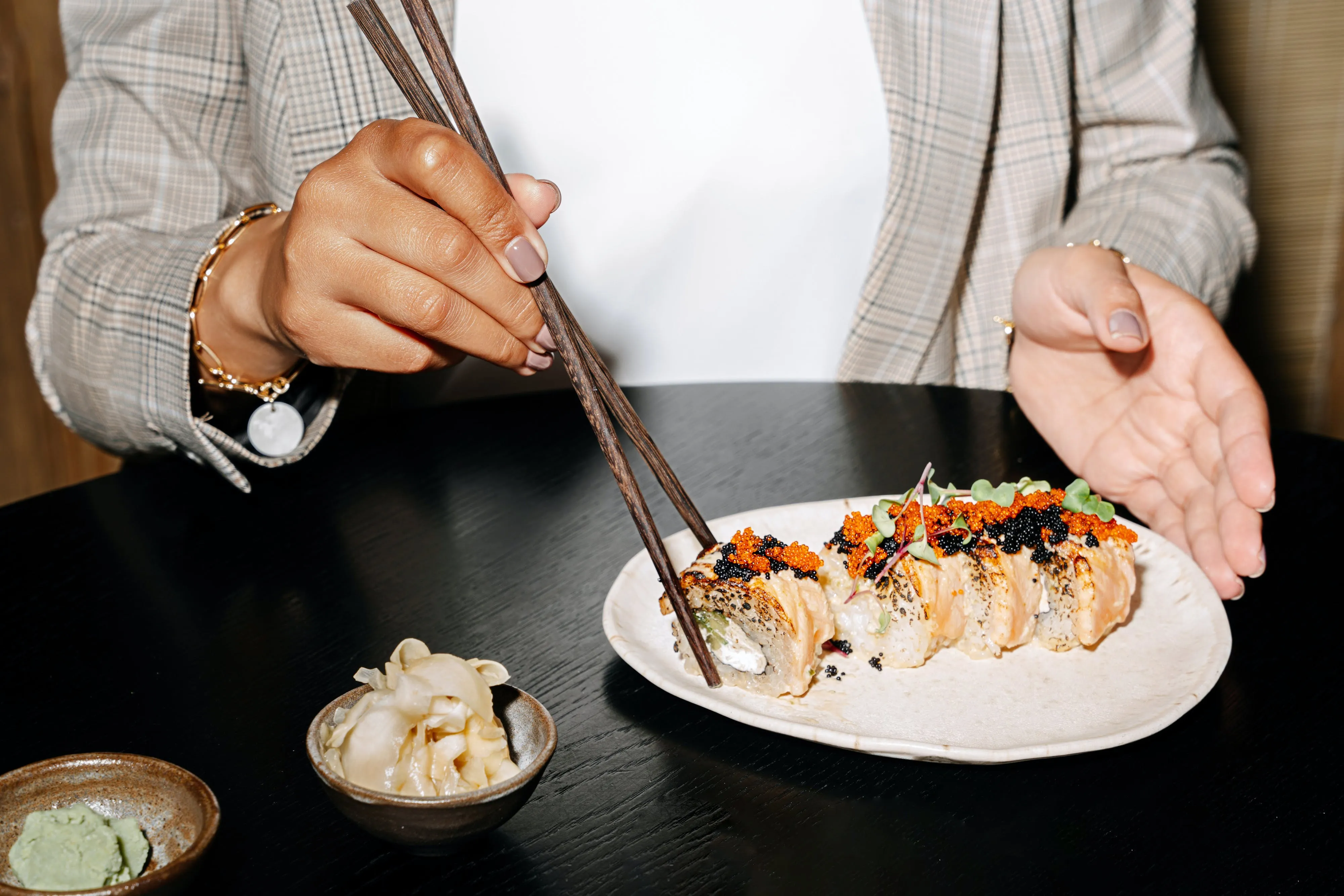 how to hold chopsticks