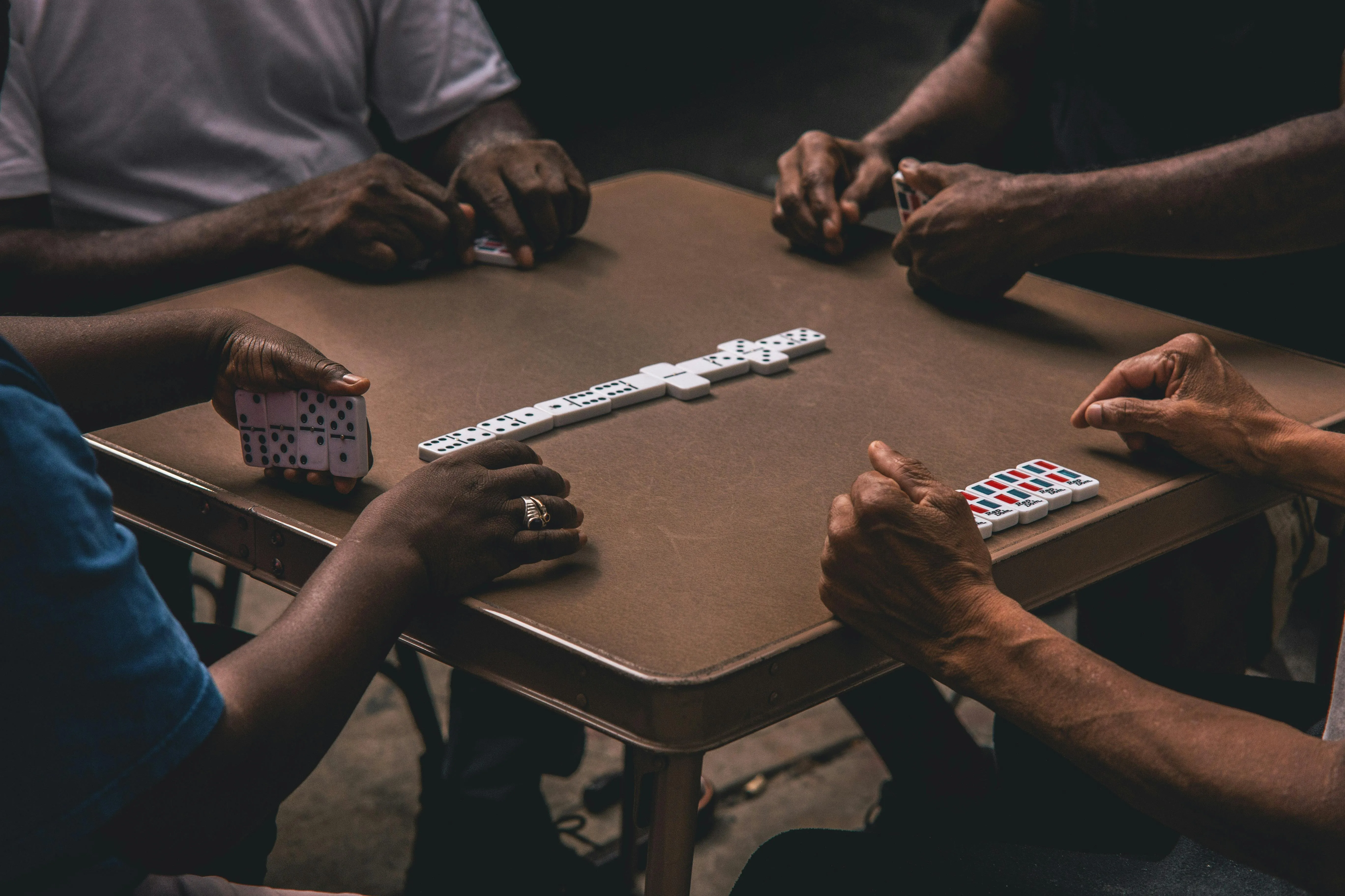 how to play dominoes