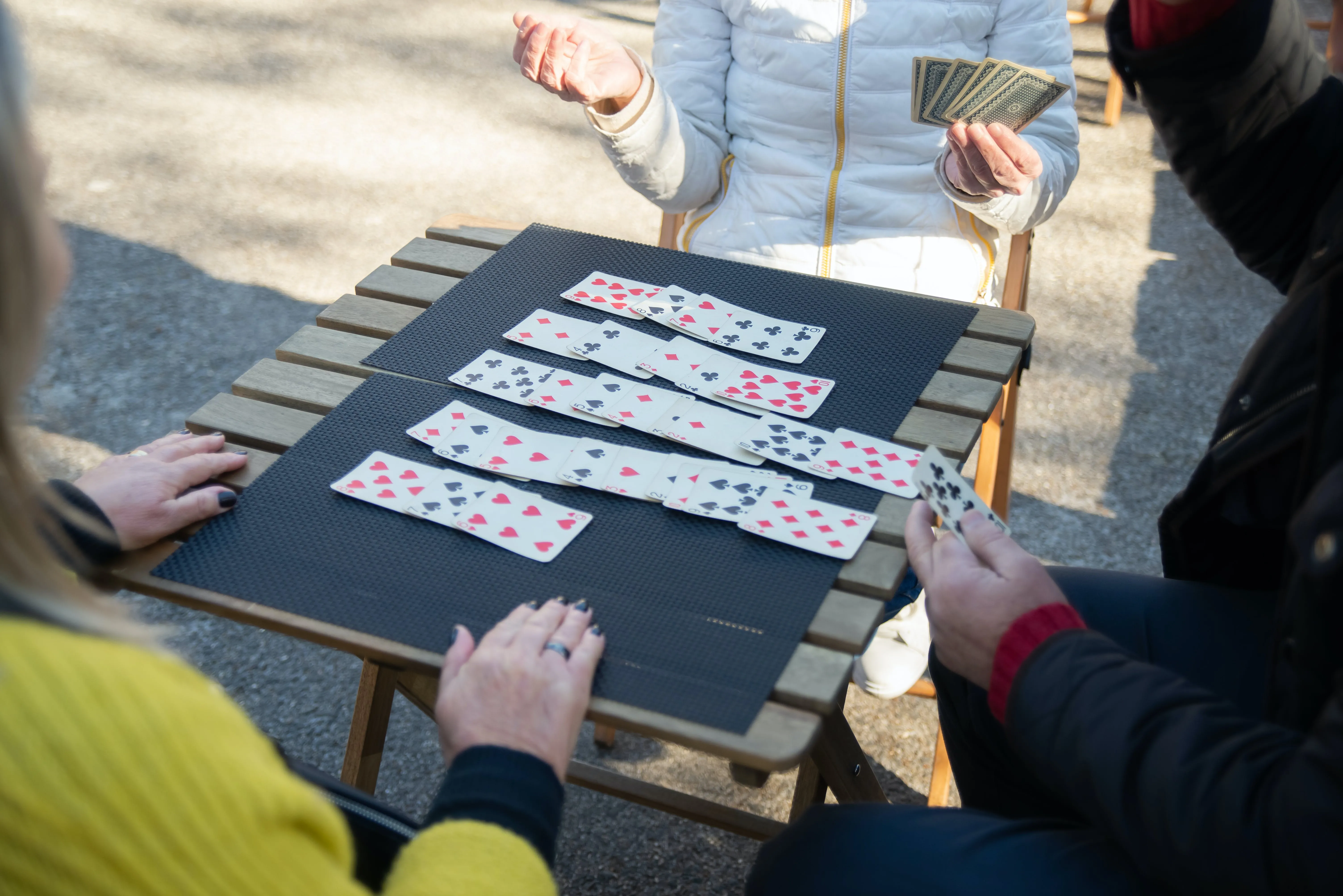 how to play solitaire